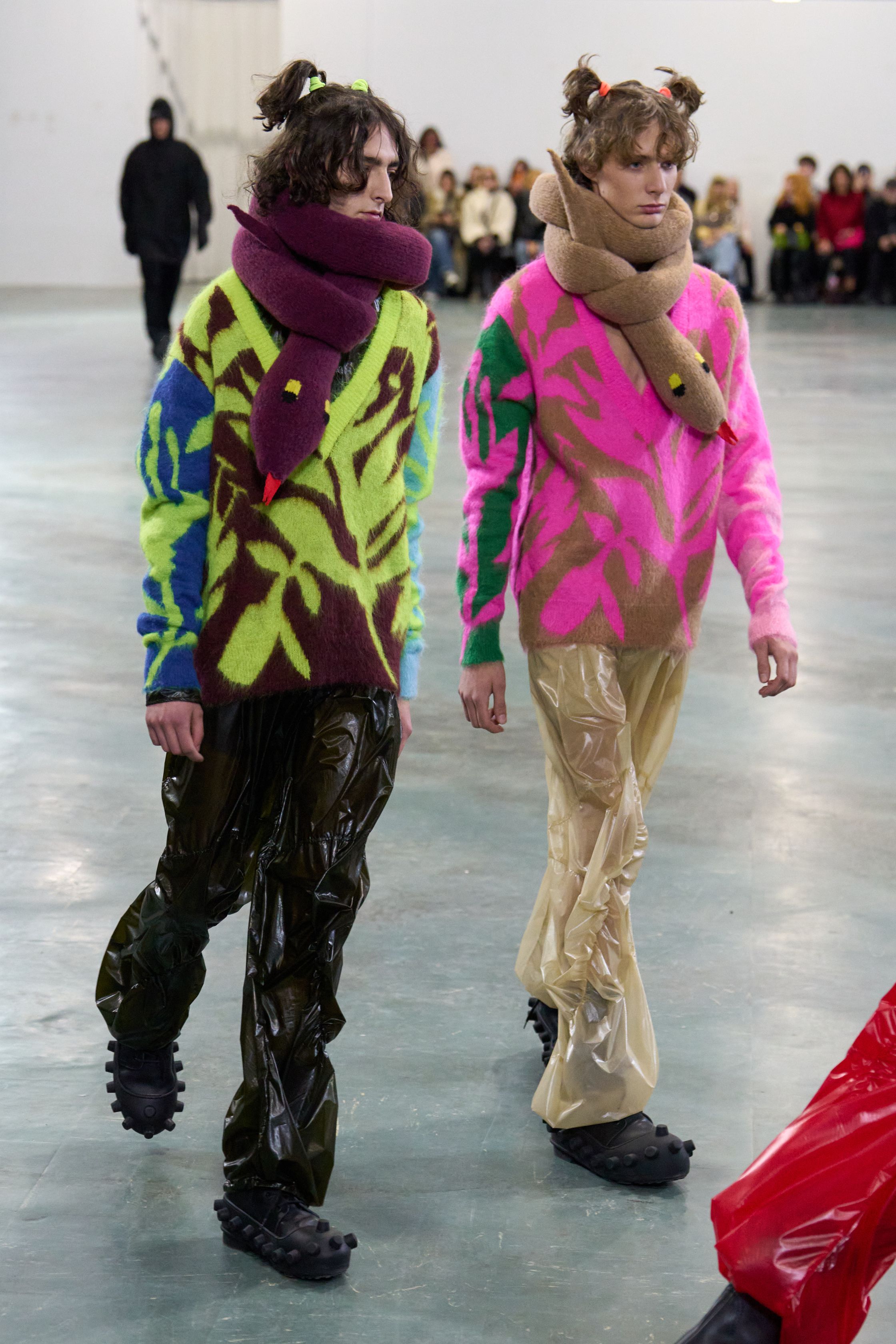 Walter Van Beirendonck 2026秋冬以高度饱和的色彩、夸张比例与童真符号继续挑战男性气质的既定边界。针织花朵、卡通图案、结构化西装与机能裤装并置，构建出介于游戏、政治隐喻与乌托邦幻想之间的舞台。系列拒绝低调，刻意制造视觉噪音，用快乐、怪诞与不合时宜的色彩作为对现实焦虑的反击，呈现一场毫不妥协的时装宣言-顽石频道趋势研究